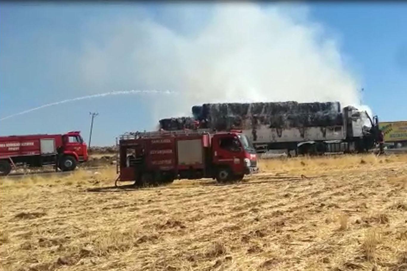 Seyir halindeki atık kağıt yüklü TIR yandı Seyir halindeki atık kağıt yüklü TIR yandı